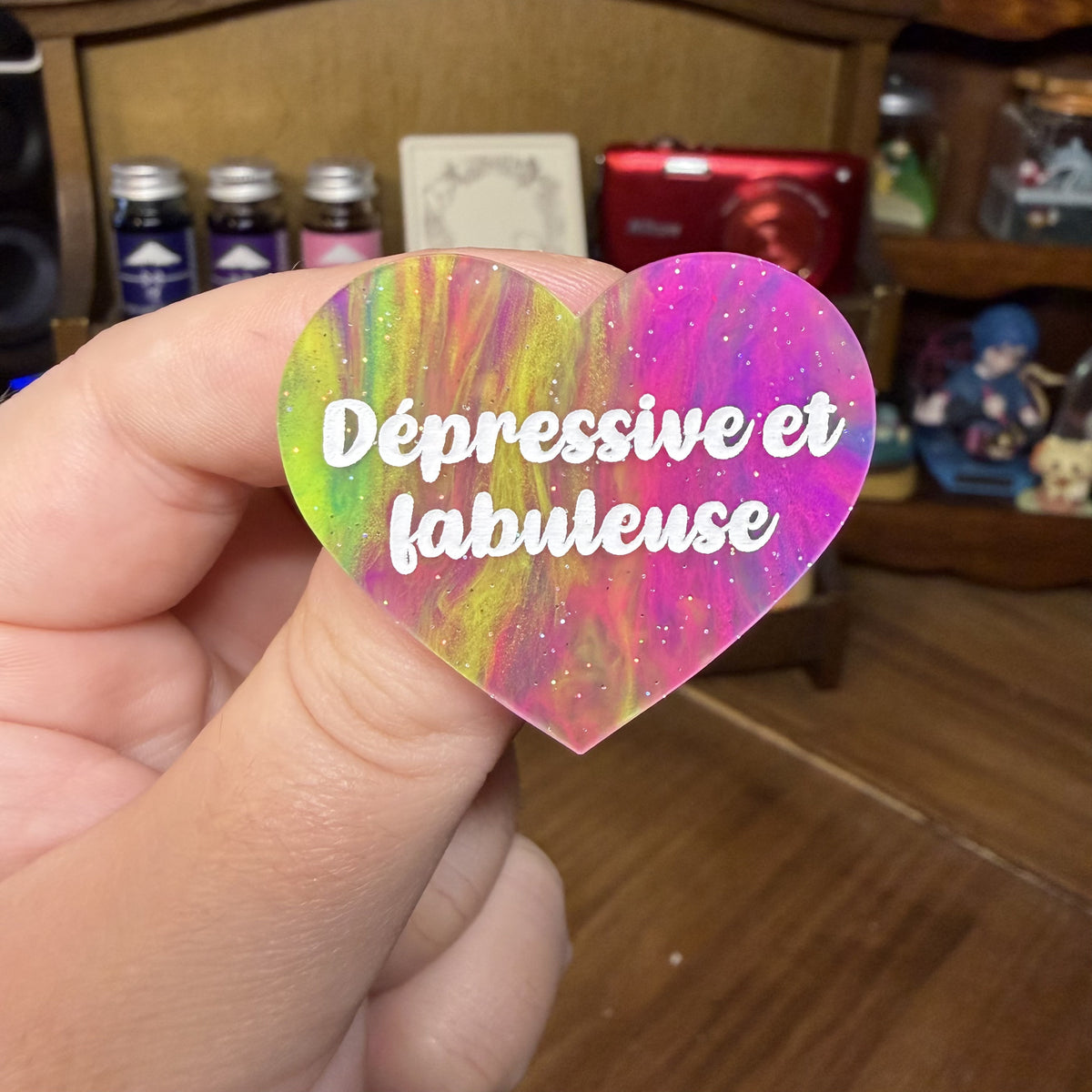 Broche "Dépressive et fabuleuse" en acrylique semi transparente marbrée multicolore
