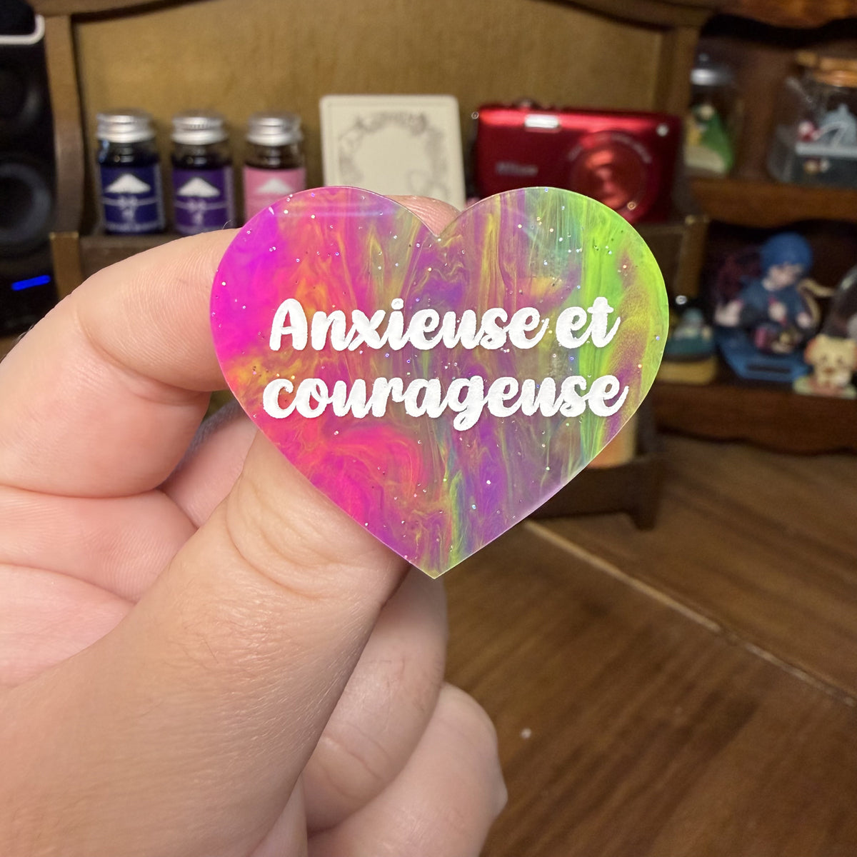 Broche "Anxieuse et courageuse" en acrylique semi transparente marbrée multicolore