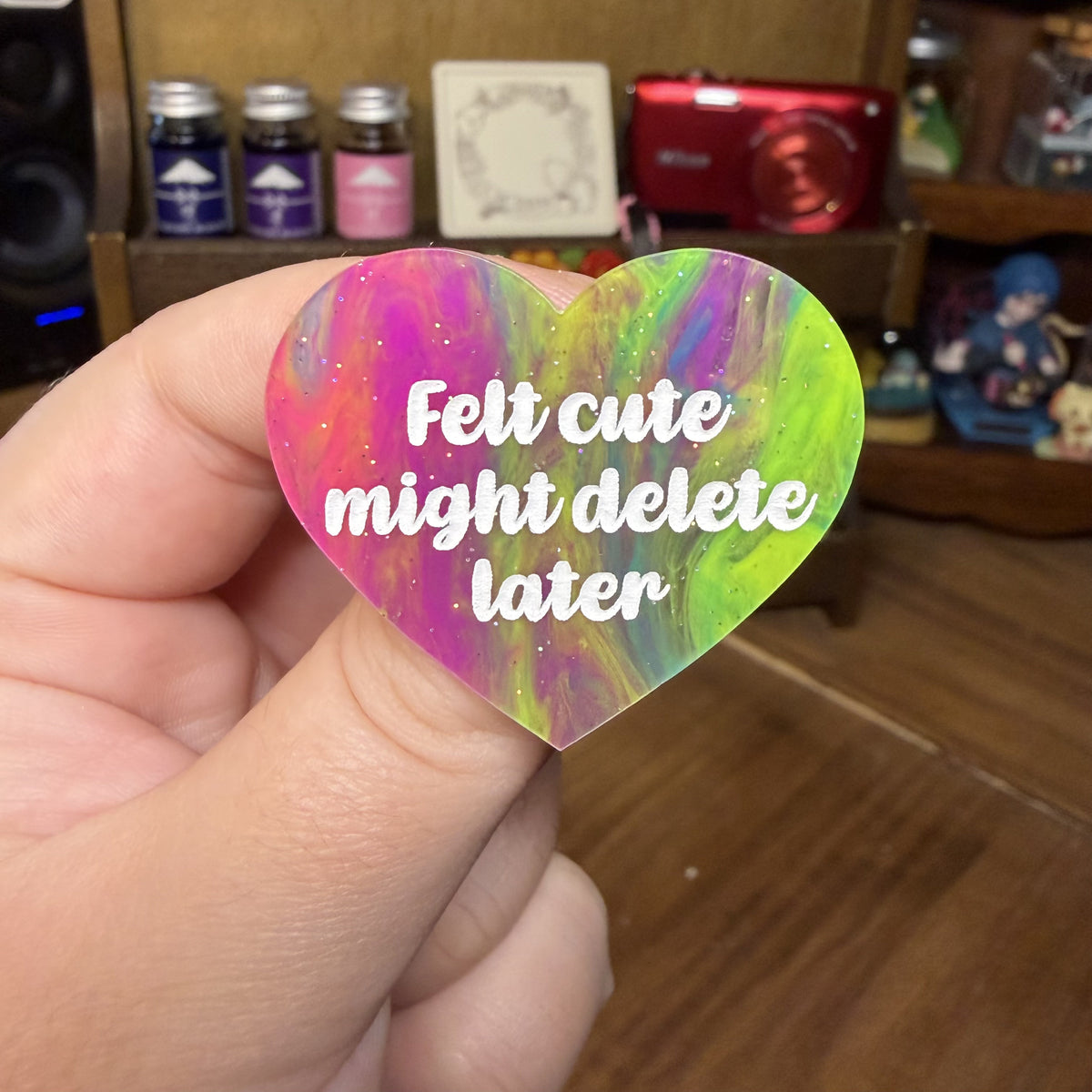 Broche "Felt cute might delete later" en acrylique semi transparente marbrée multicolore
