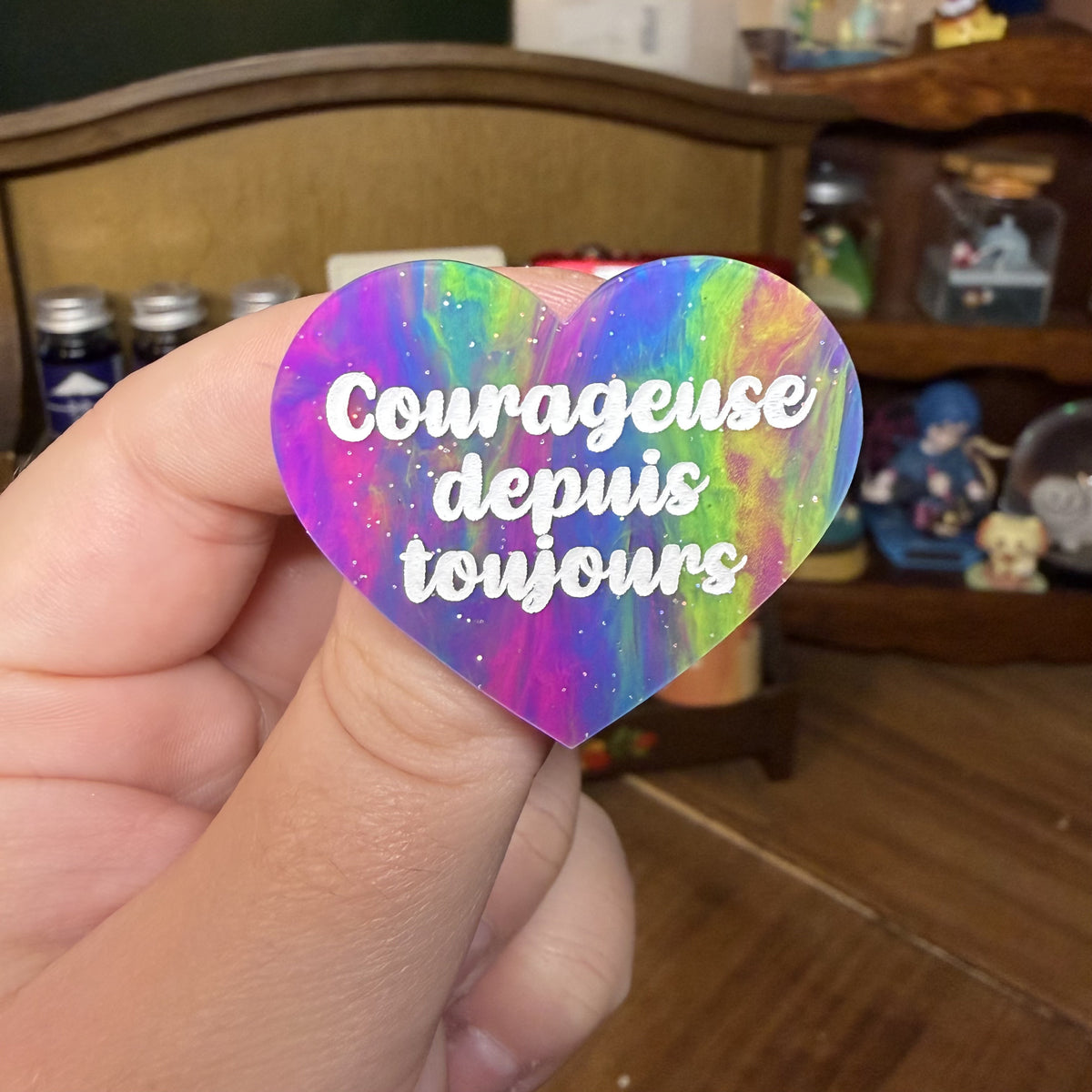 Broche "Courageuse depuis toujours" en acrylique semi transparente marbrée multicolore