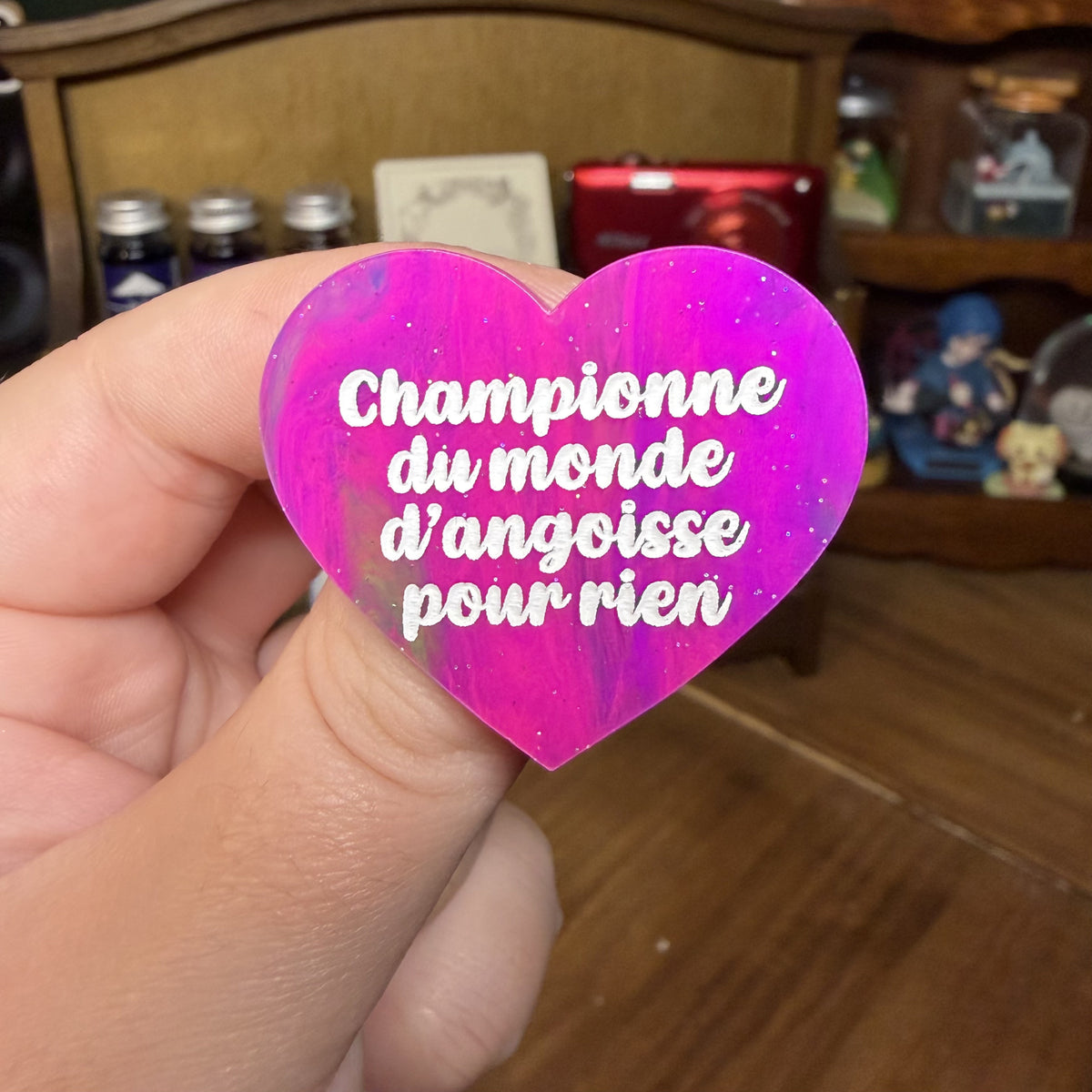 Broche "Championne du monde d'angoisse pour rien" en acrylique semi transparente marbrée multicolore