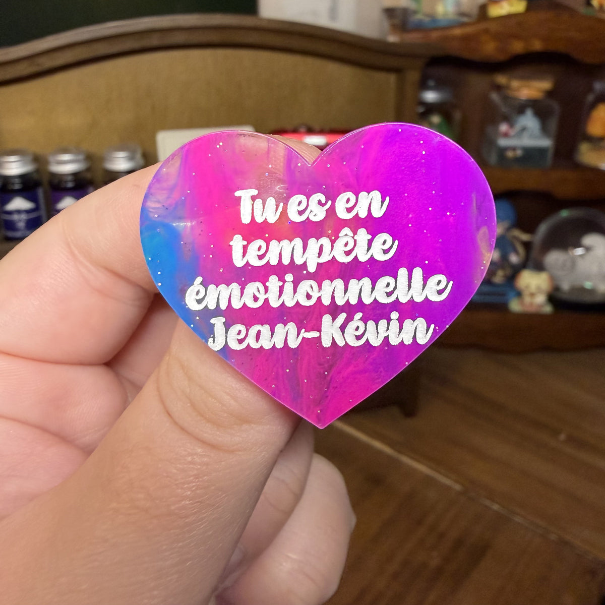 Broche "Tu es en tempête émotionnelle Jean-Kévin" en acrylique semi transparente marbrée multicolore