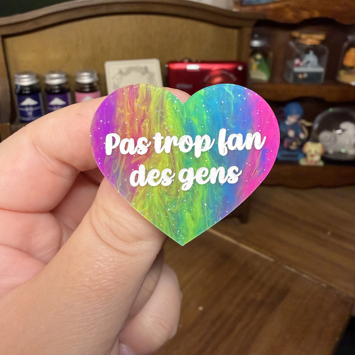 Broche "Pas trop fan des gens" en acrylique semi transparente marbrée multicolore