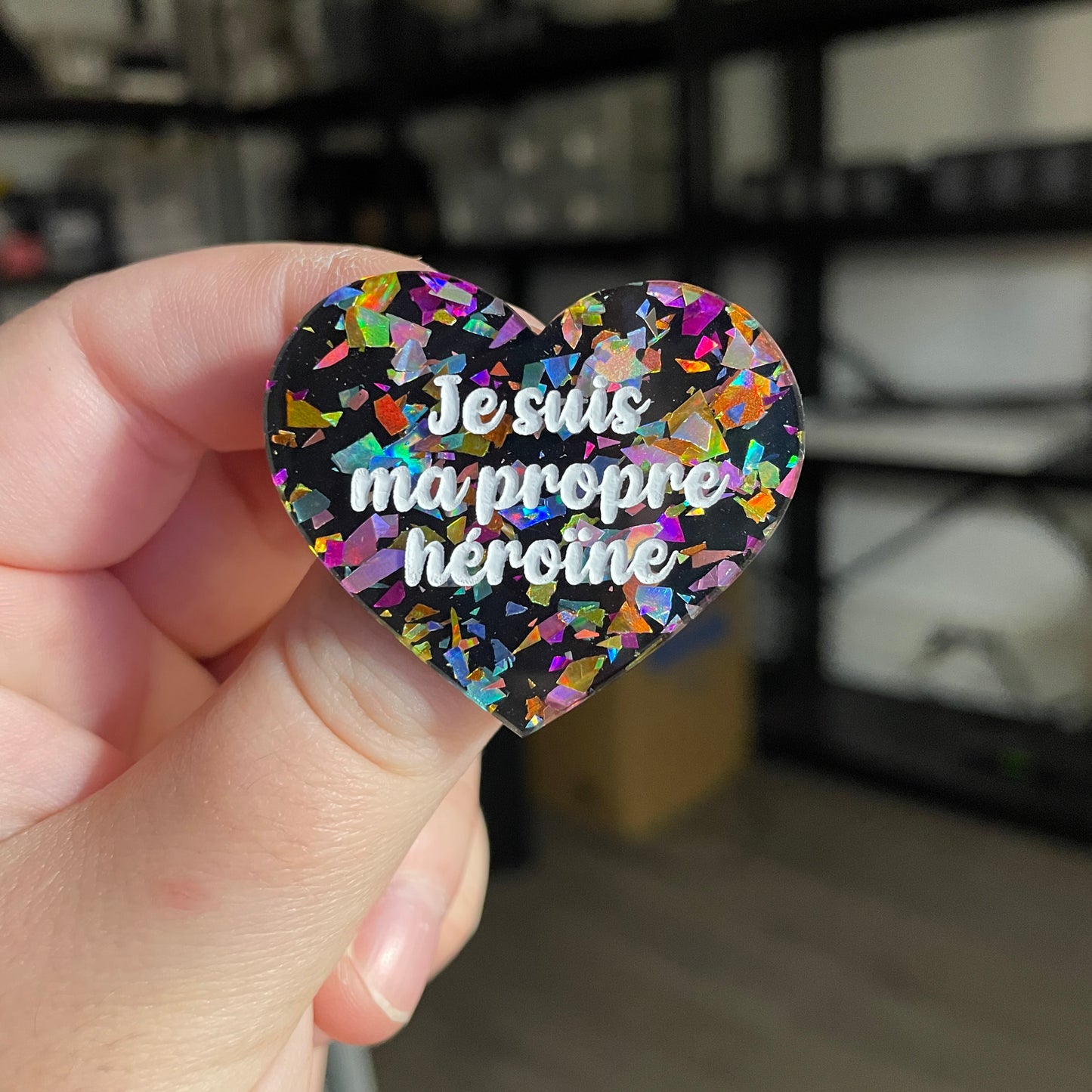 Broche "Je suis ma propre héroïne" en acrylique noire avec des éclats de confettis multicolores