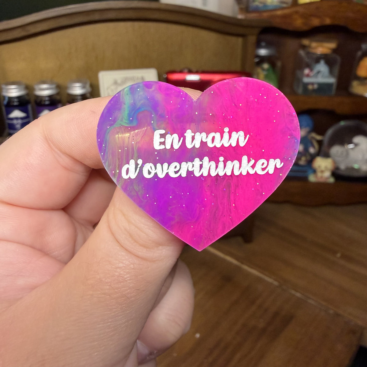 Broche "En train d'overthinker" en acrylique semi transparente marbrée multicolore