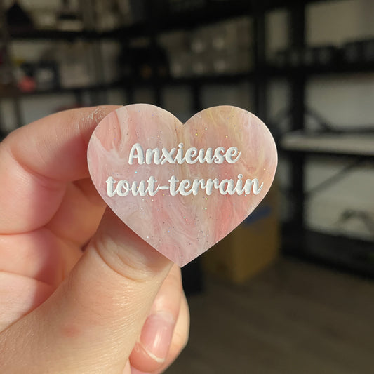 Broche "Anxieuse tout-terrain" en acrylique marbrée corail, orange et jaune