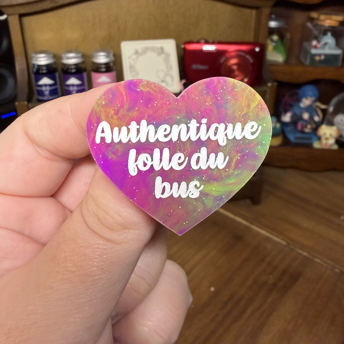 Broche "Authentique folle du bus" en acrylique semi transparente marbrée multicolore