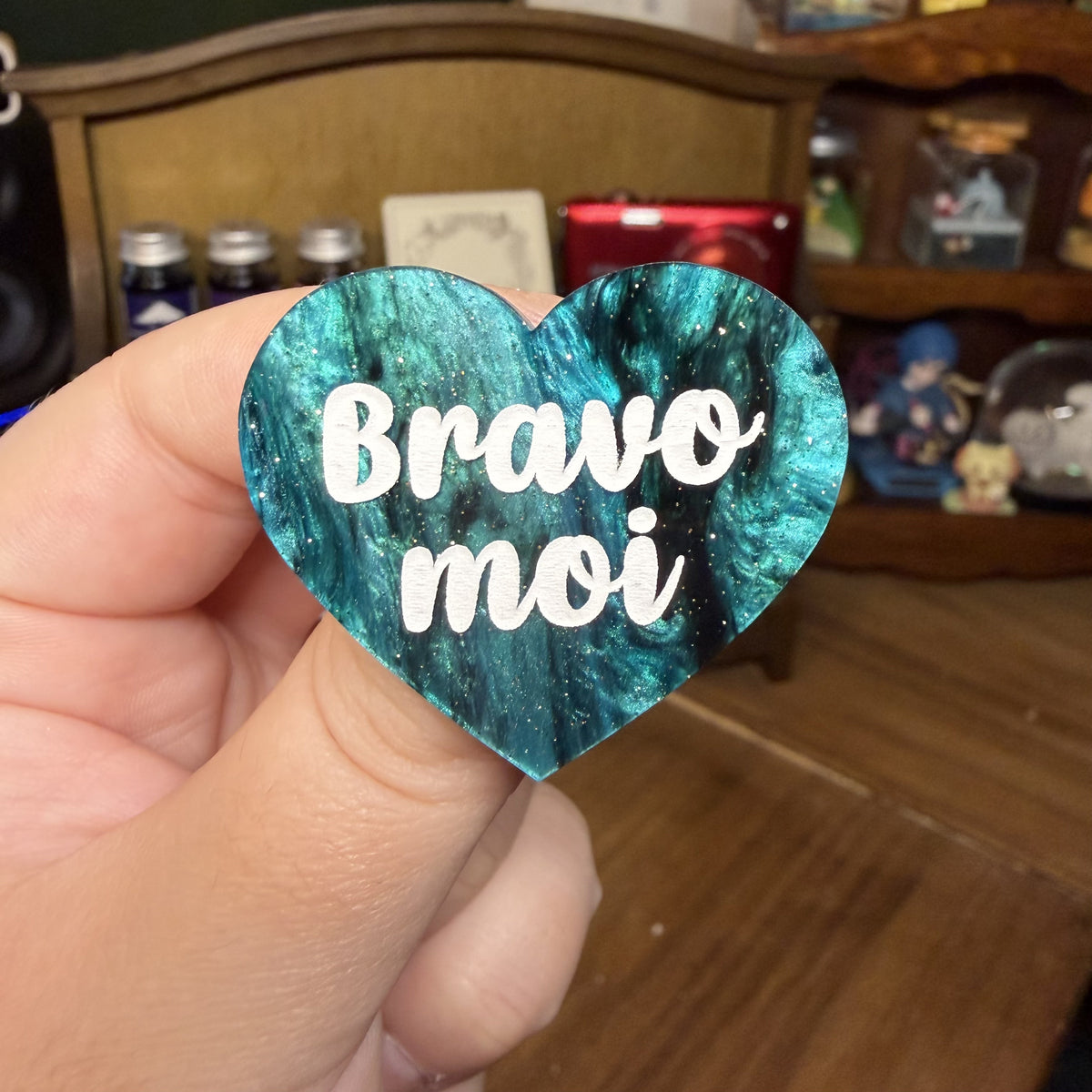 Broche "Bravo moi" en acrylique marbrée verte et noire à paillettes