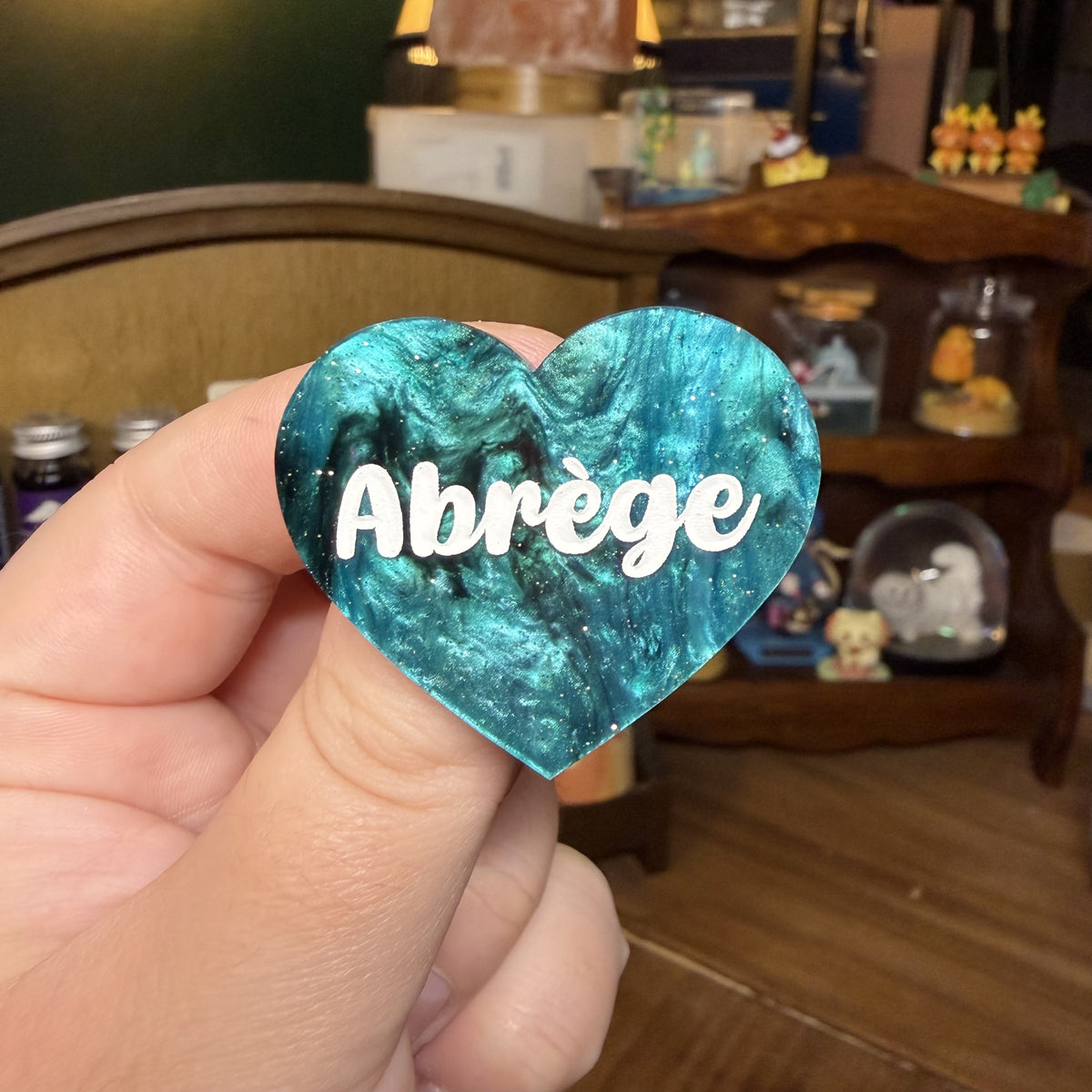 Broche "Abrège" en acrylique marbrée verte et noire à paillettes