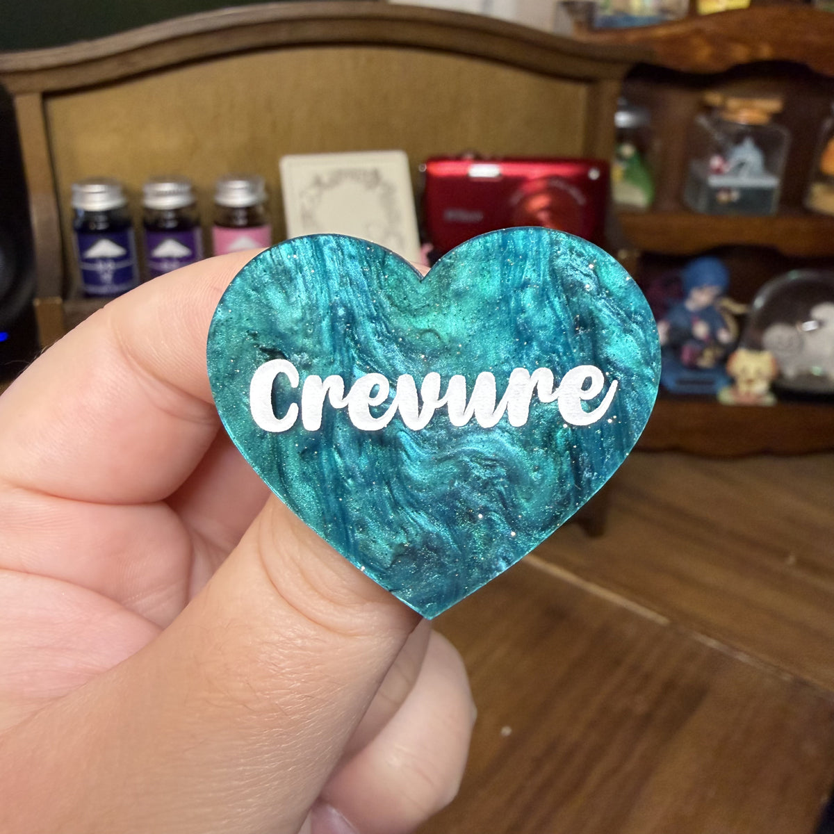 Broche "Crevure" en acrylique marbrée verte et noire à paillettes