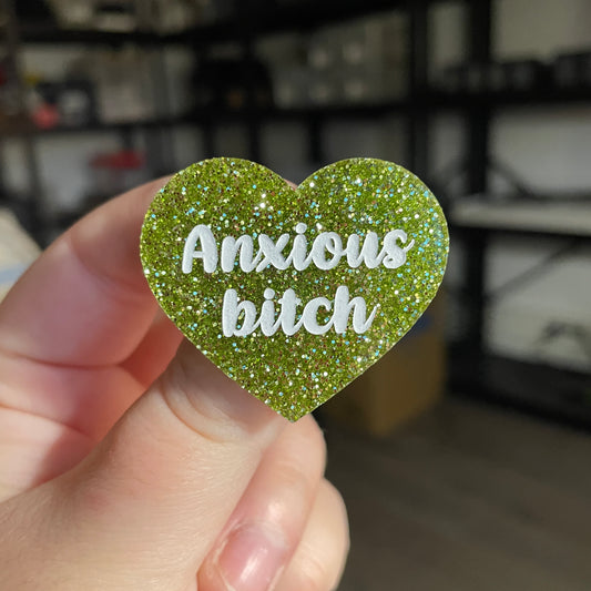 Broche "Anxious bitch" en acrylique à paillettes vertes