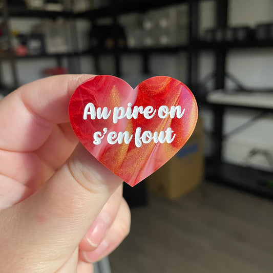 Broche "Au pire on s'en fout" en acrylique marbrée rouge, blanche et dorée