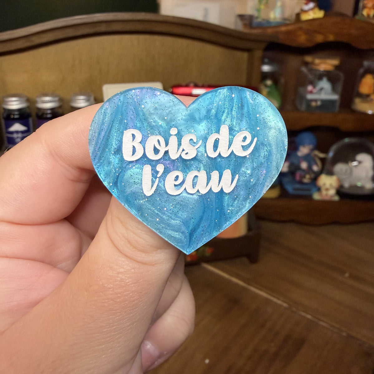 Broche "Bois de l'eau" en acrylique marbrée bleue à paillettes