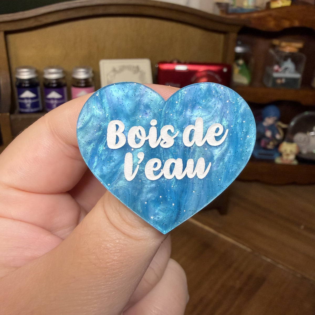 Broche "Bois de l'eau" en acrylique marbrée bleue à paillettes