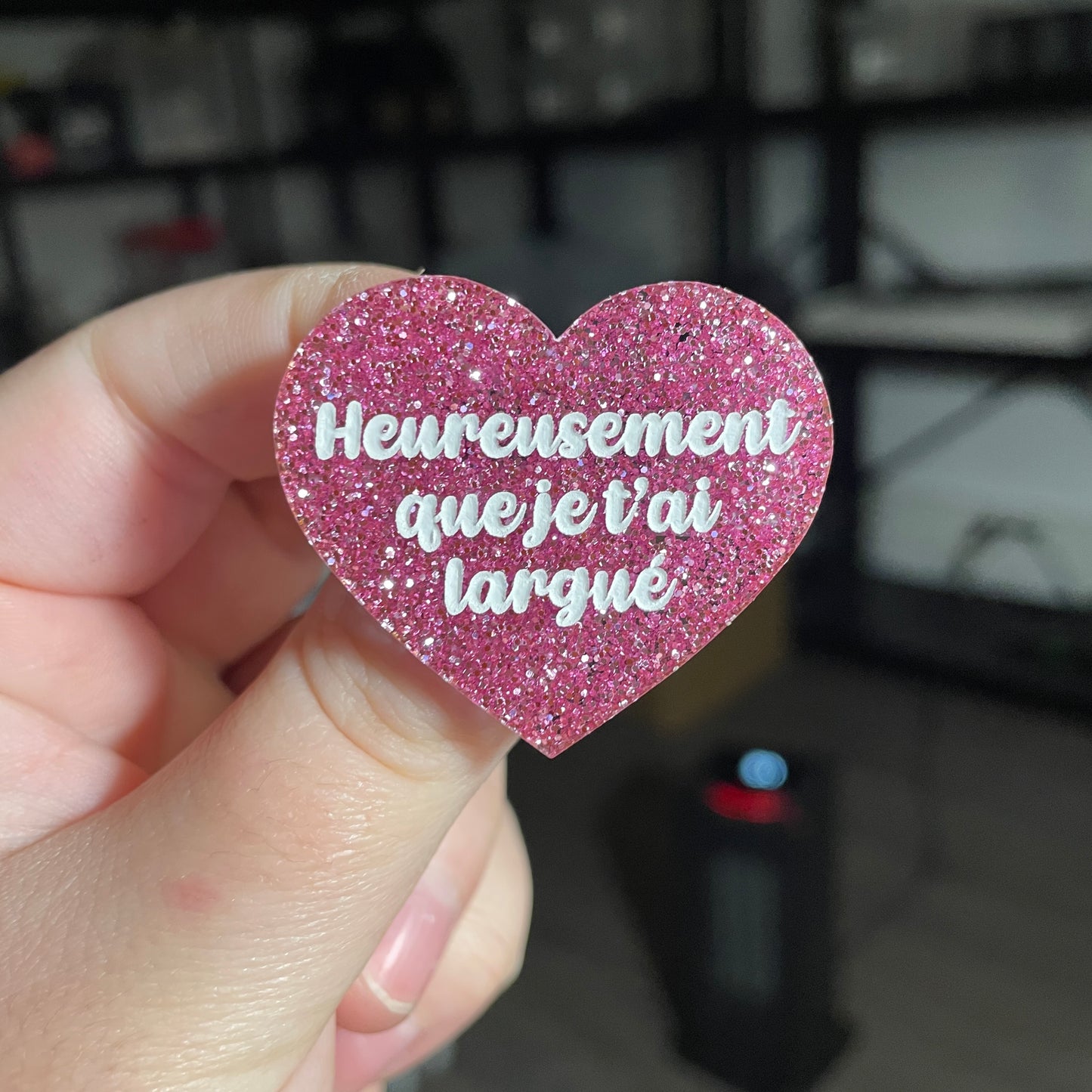 Broche "Heureusement que je t'ai largué" en acrylique à paillettes roses