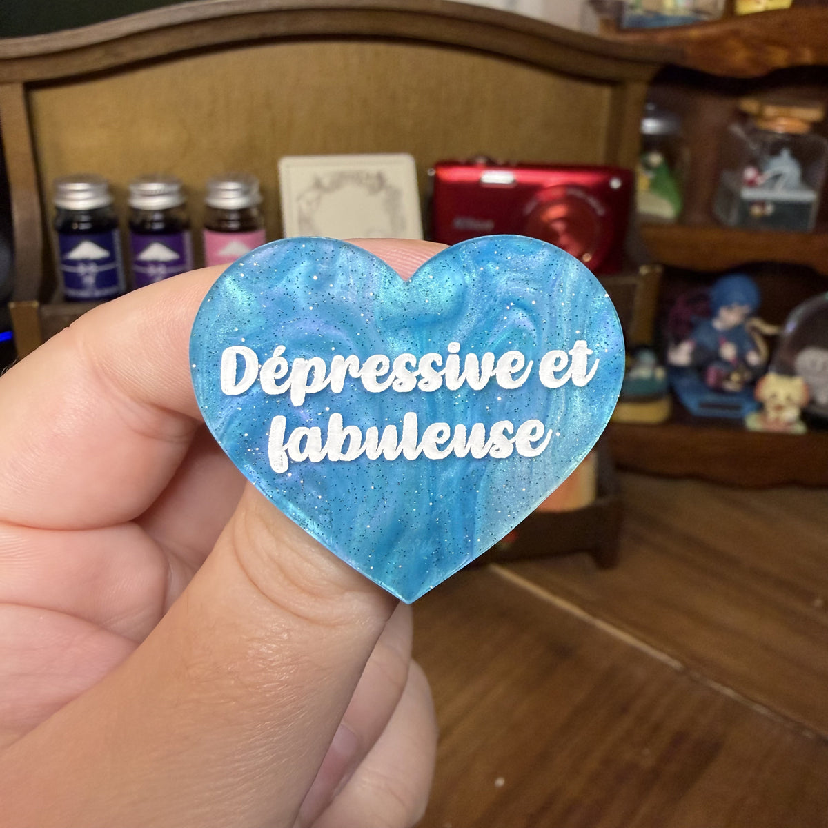 Broche "Dépressive et fabuleuse" en acrylique marbrée bleue à paillettes