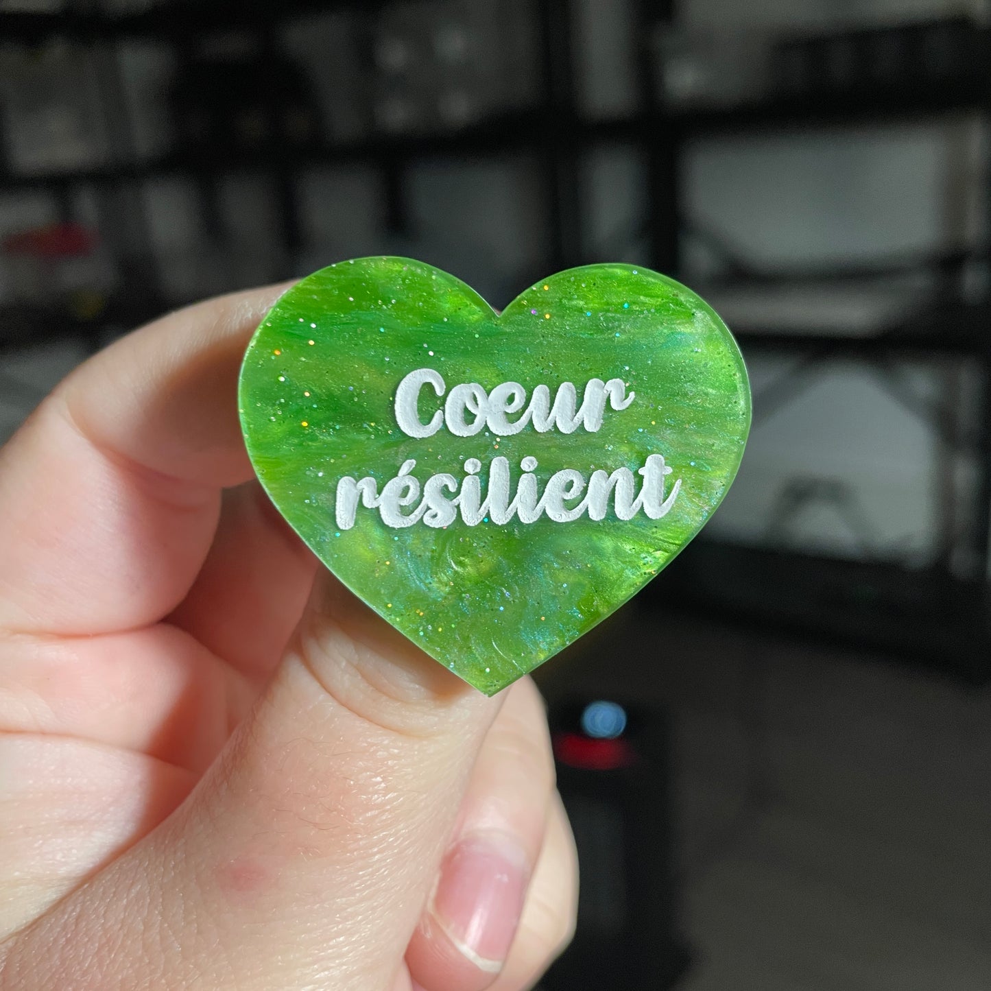 Broche "Coeur résilient" en acrylique marbrée verte à paillettes