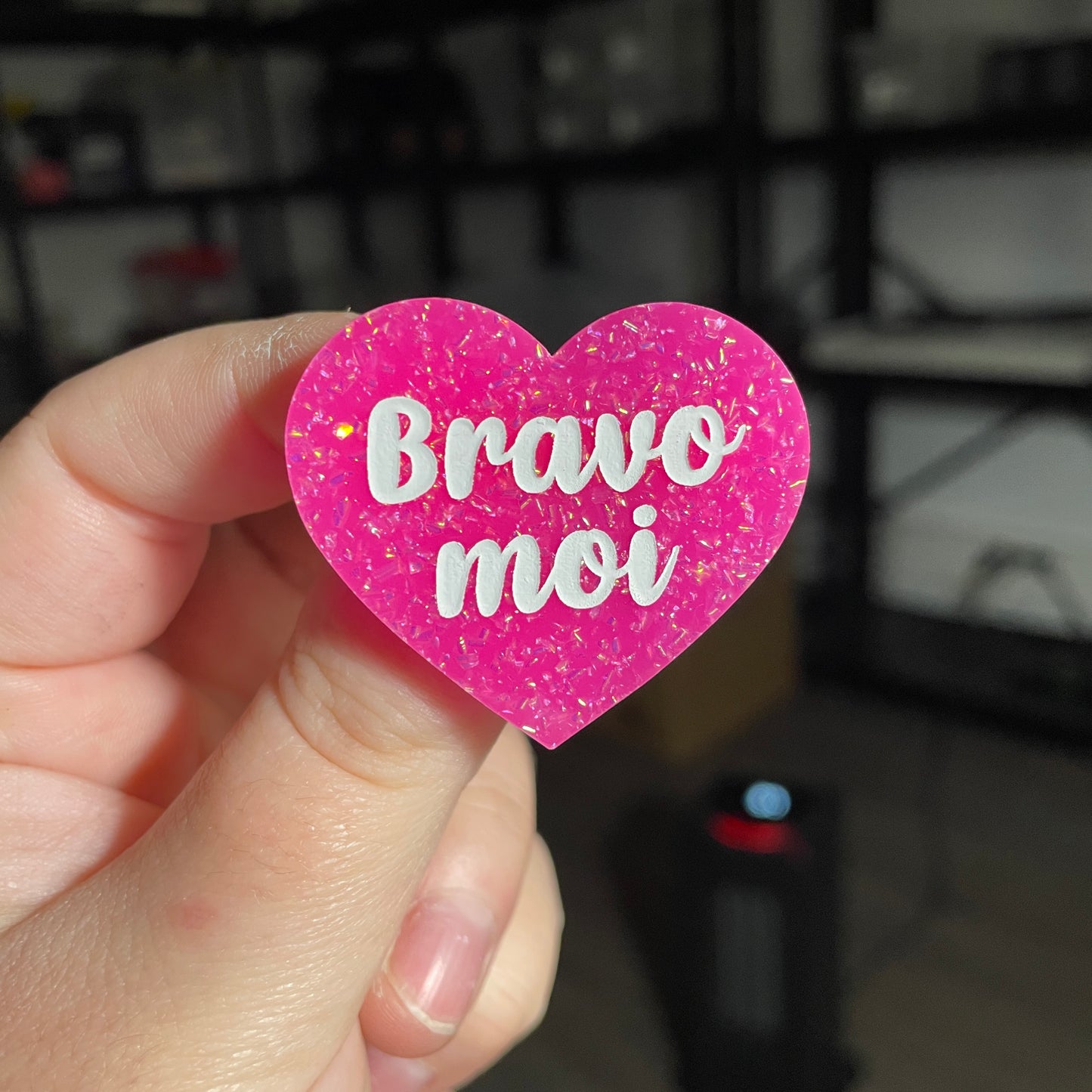 Broche "Bravo moi" en acrylique rose à paillettes