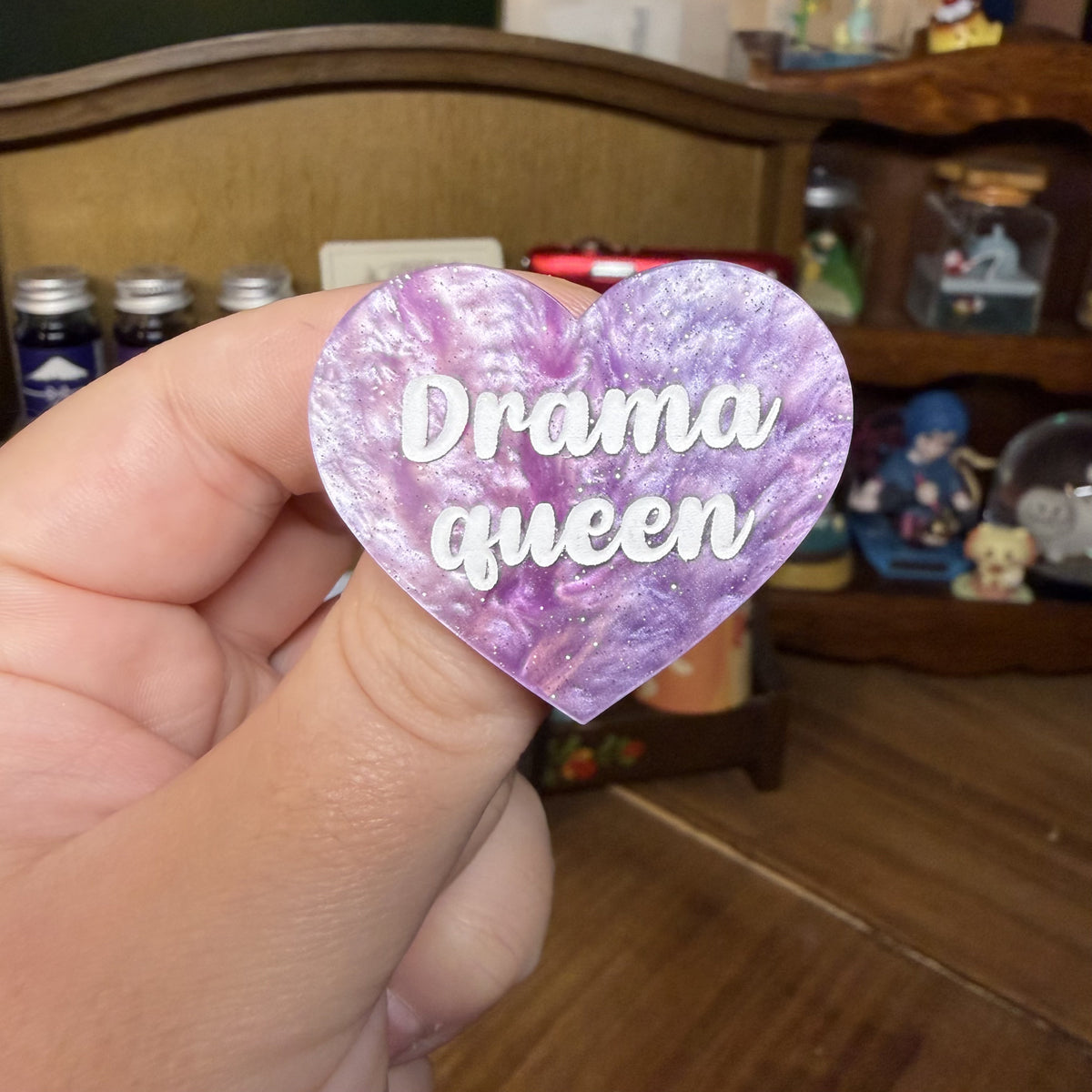 Broche "Drama queen" en acrylique marbrée violette, rose et blanche à paillettes