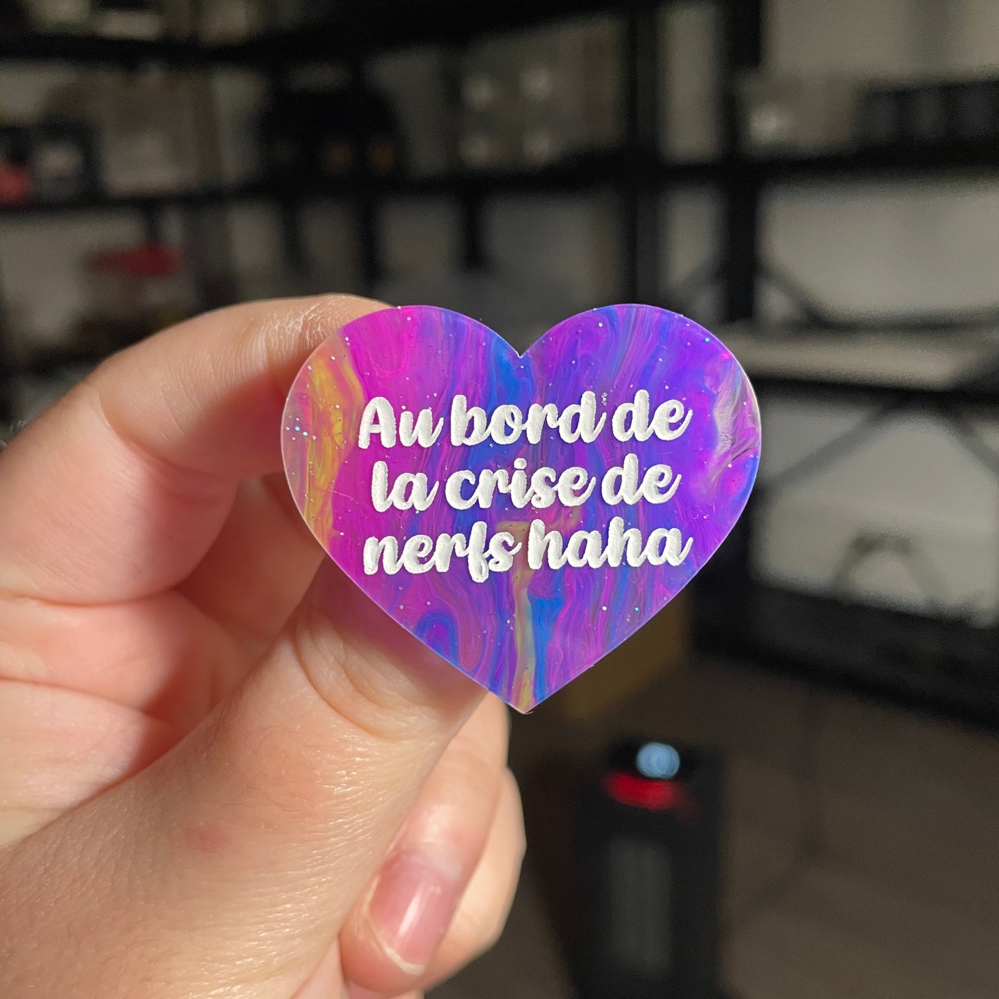 Broche "Au bord de la crise de nerfs haha" en acrylique semi transparente marbrée multicolore