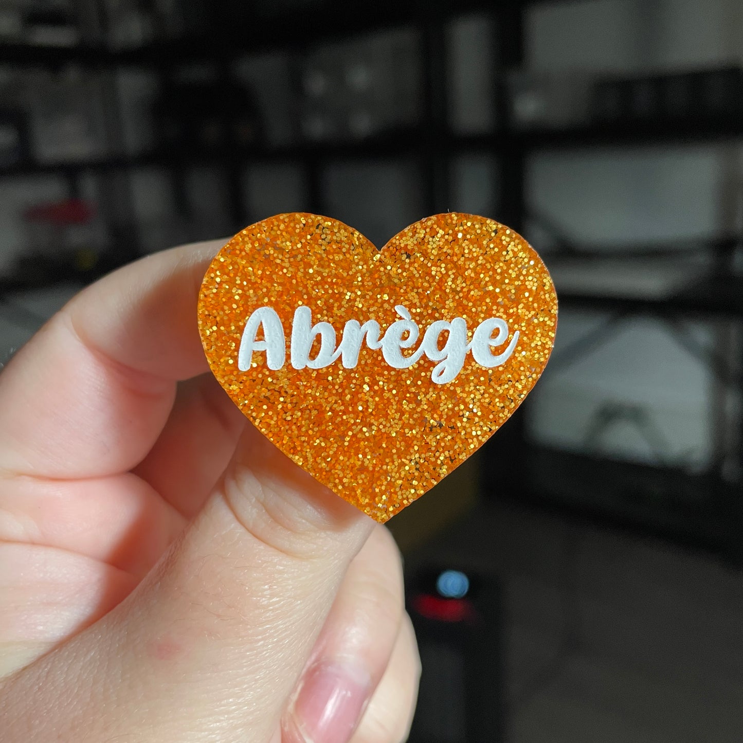 Broche "Abrège" en acrylique à paillettes oranges