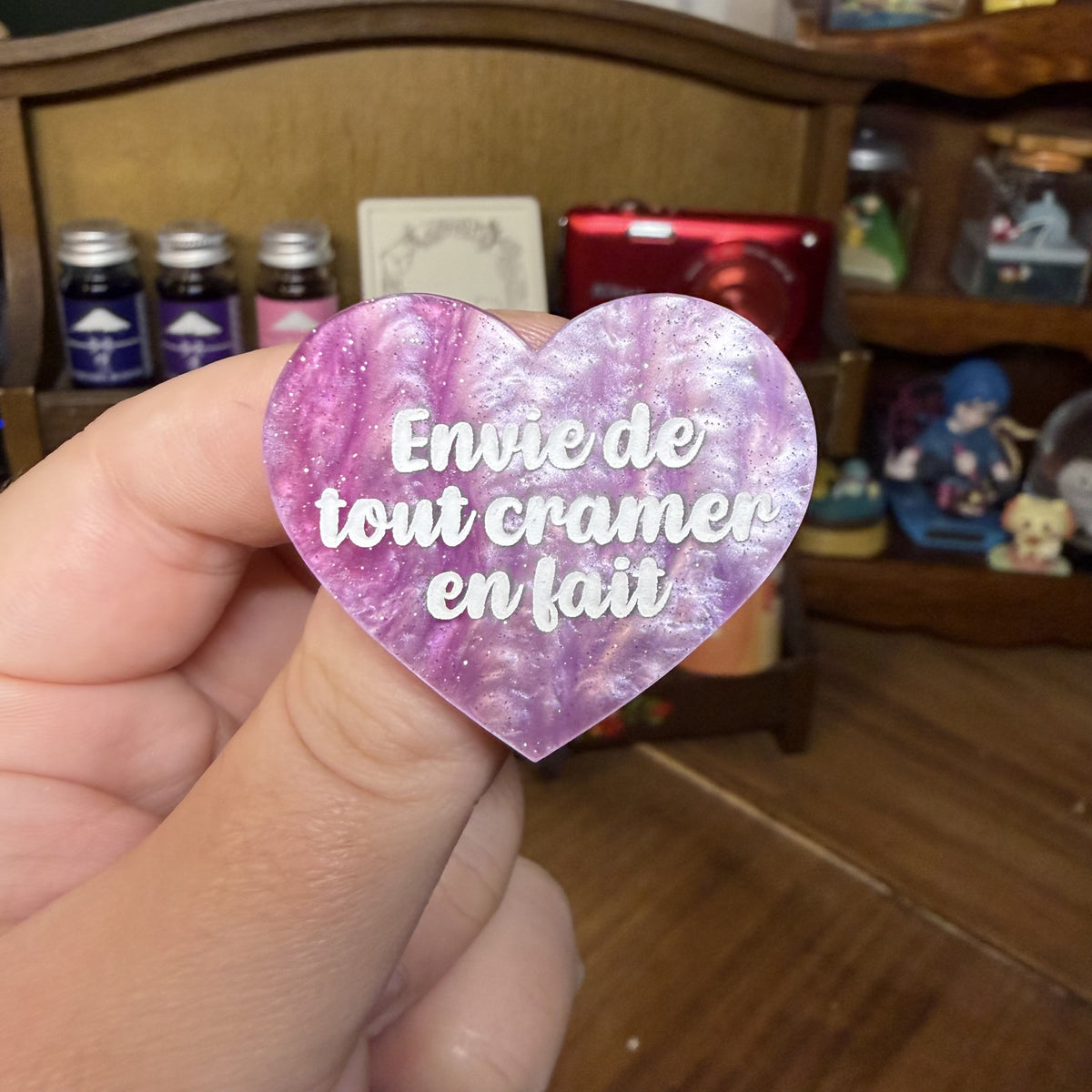 Broche "Envie de tout cramer en fait" en acrylique marbrée violette, rose et blanche à paillettes