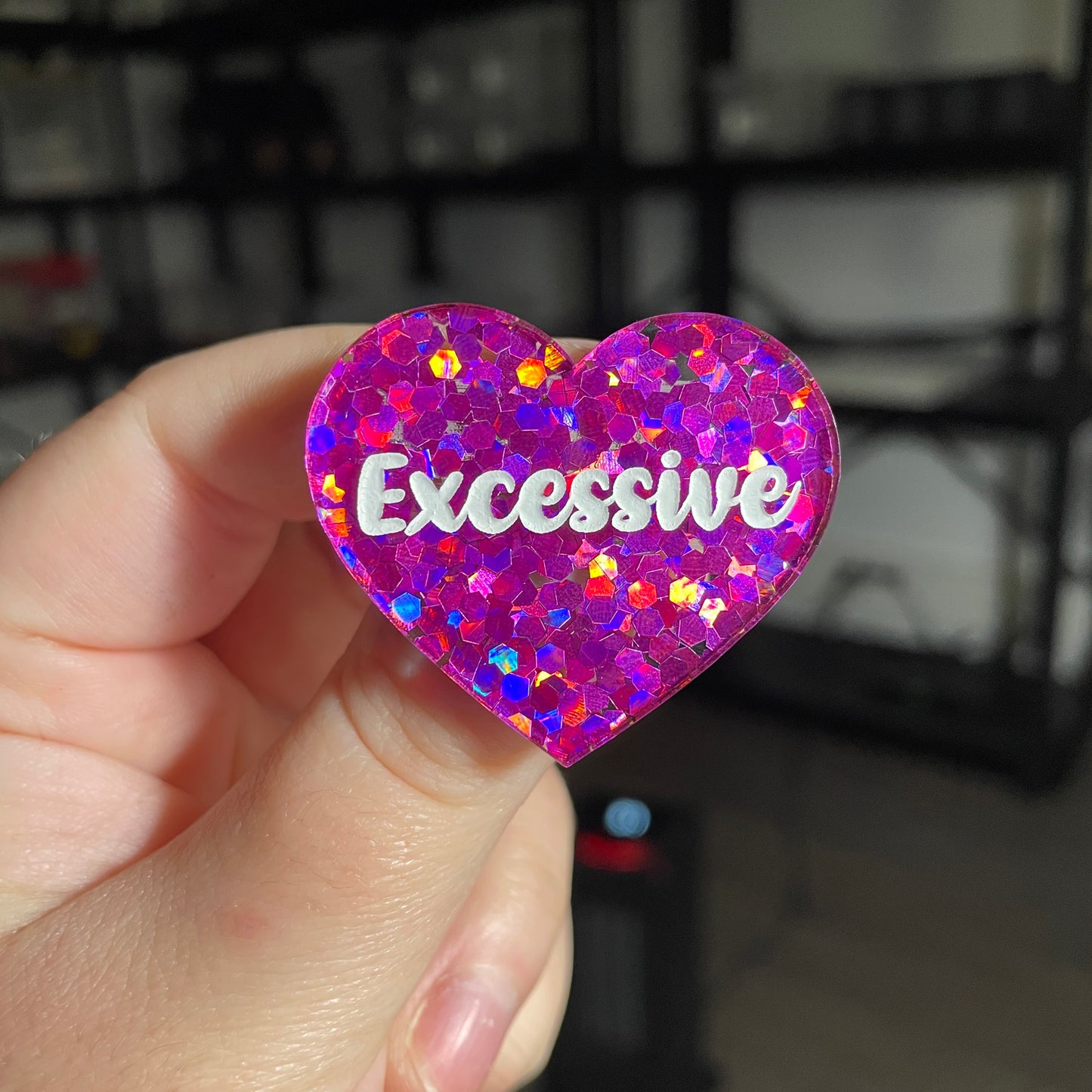 Broche "Excessive" en acrylique semi transparente avec des confettis fuchsia