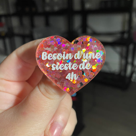 Broche "Besoin d'une sieste de 4h" en acrylique semi transparente avec des confettis corail