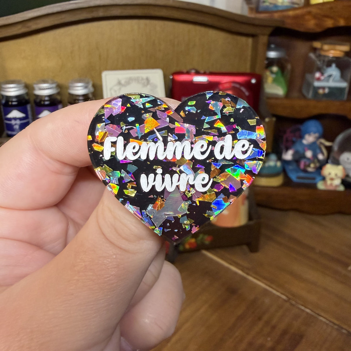 Broche "Flemme de vivre" en acrylique noire avec des éclats de confettis multicolores