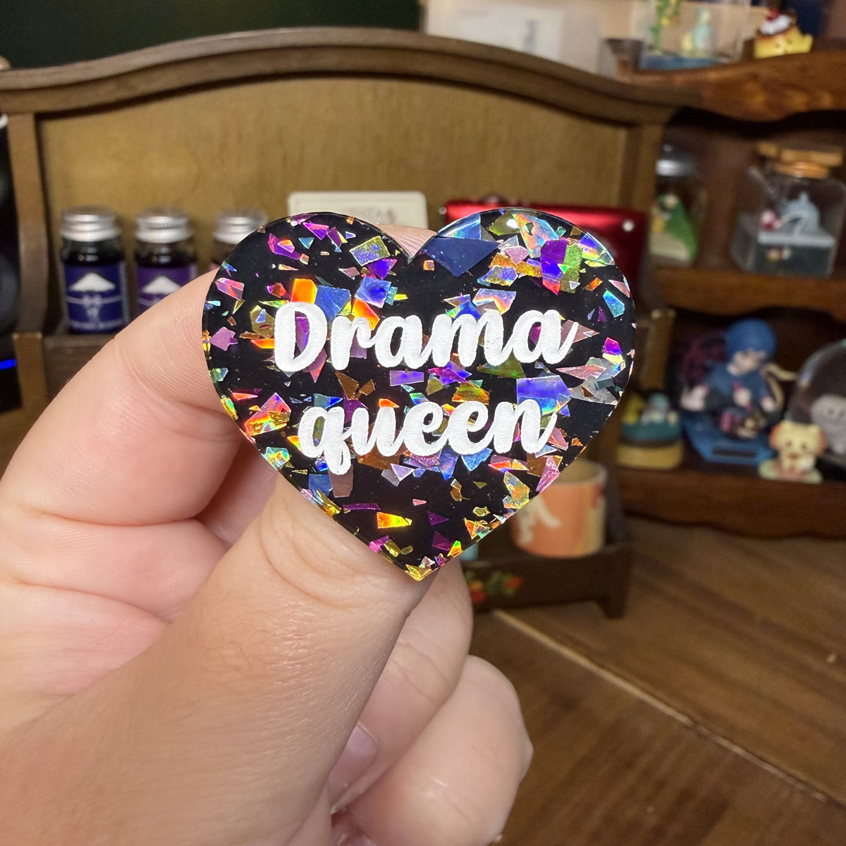 Broche "Drama queen" en acrylique noire avec des éclats de confettis multicolores