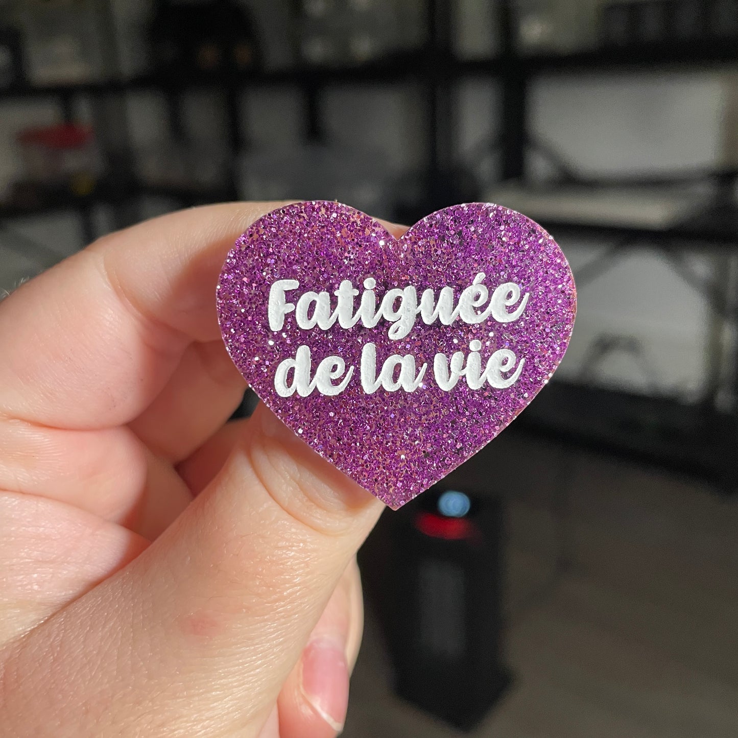 Broche "Fatiguée de la vie" en acrylique à paillettes violettes