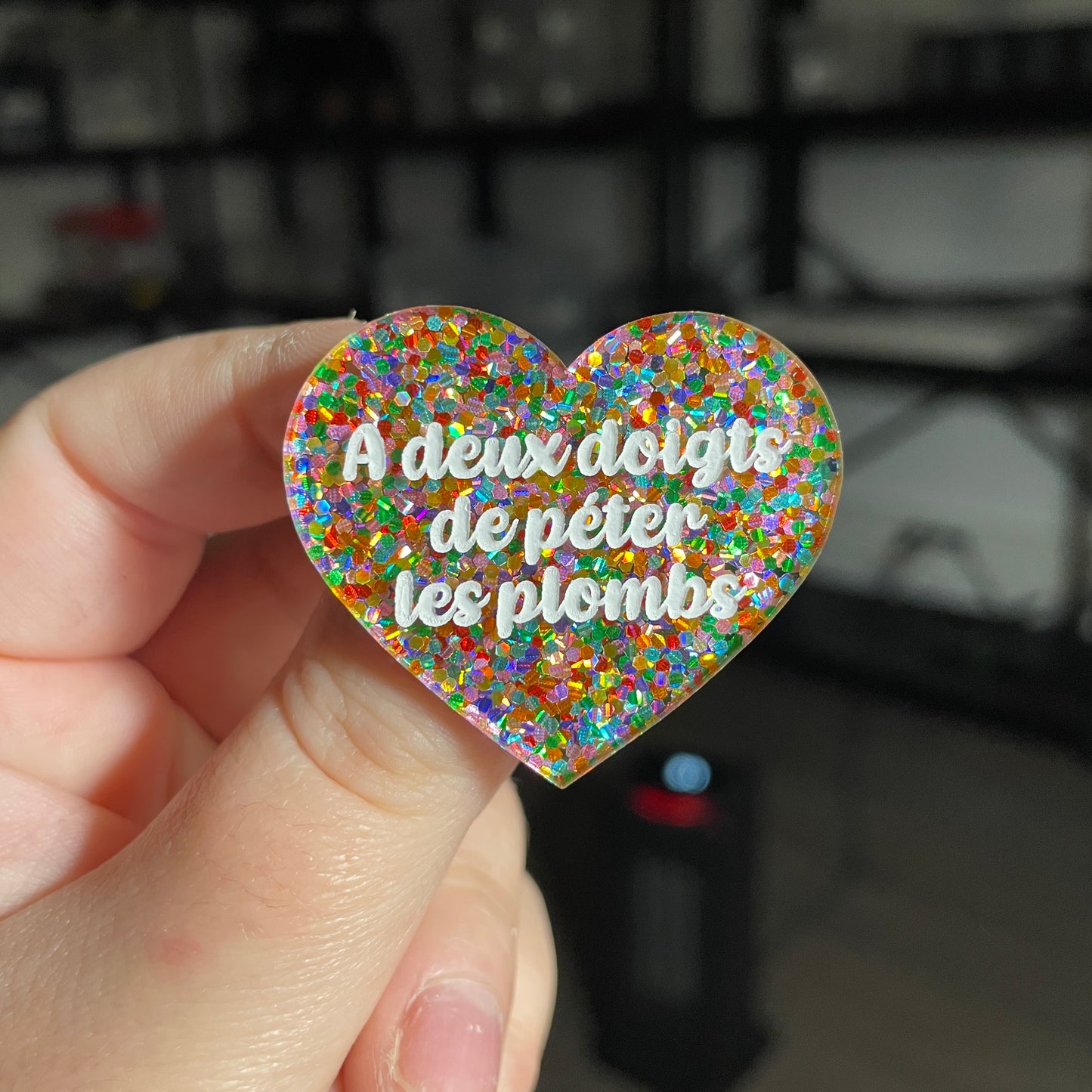 Broche "A deux doigts de péter les plombs" en acrylique semi transparente avec des pois multicolores