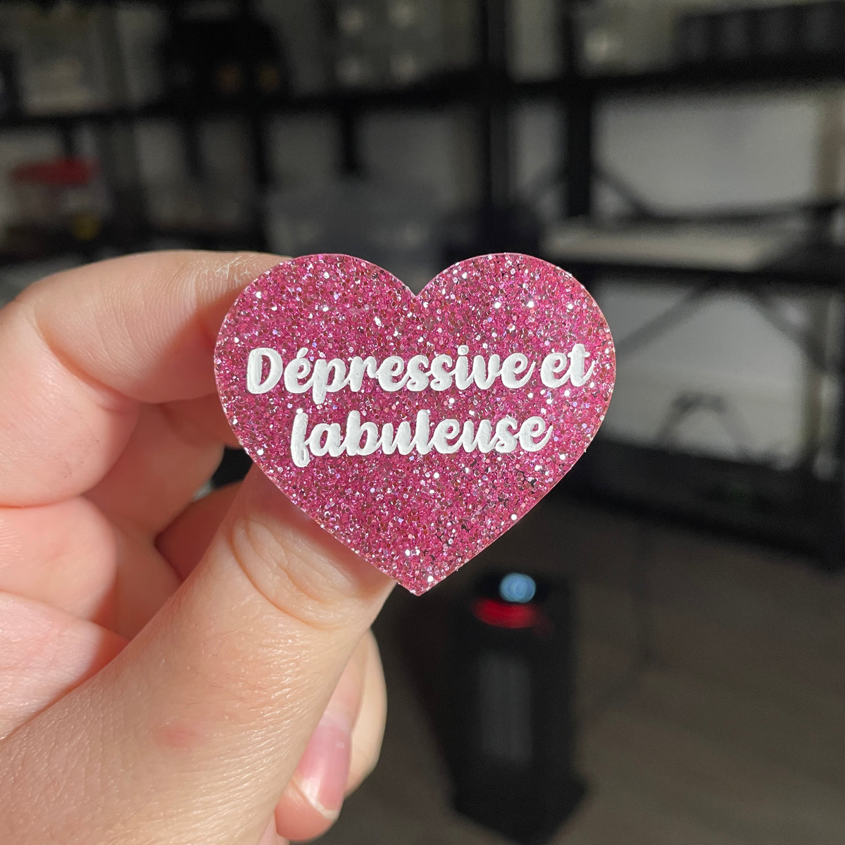 Broche "Dépressive et fabuleuse" en acrylique à paillettes roses