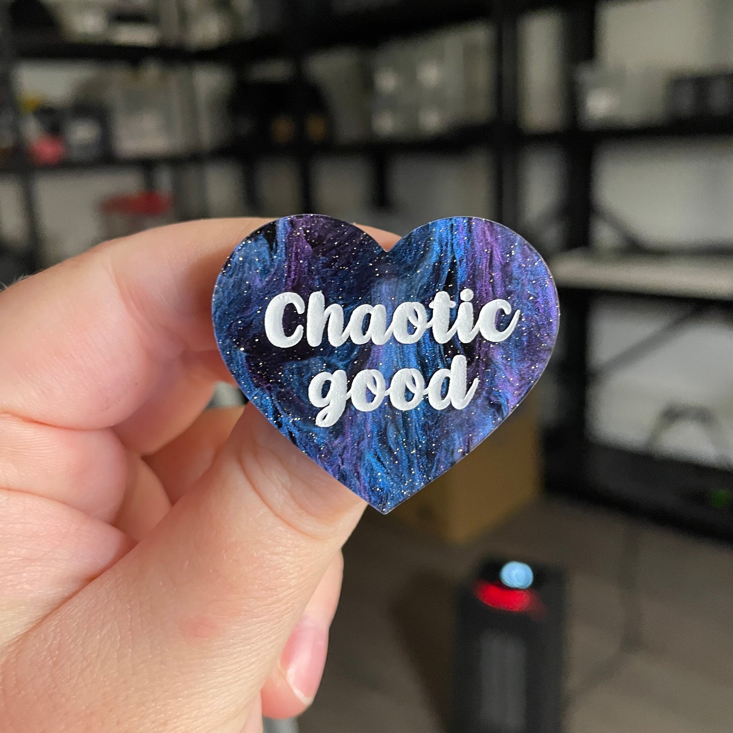 Broche "Chaotic good" en acrylique marbrée bleue, noire et violette à paillettes