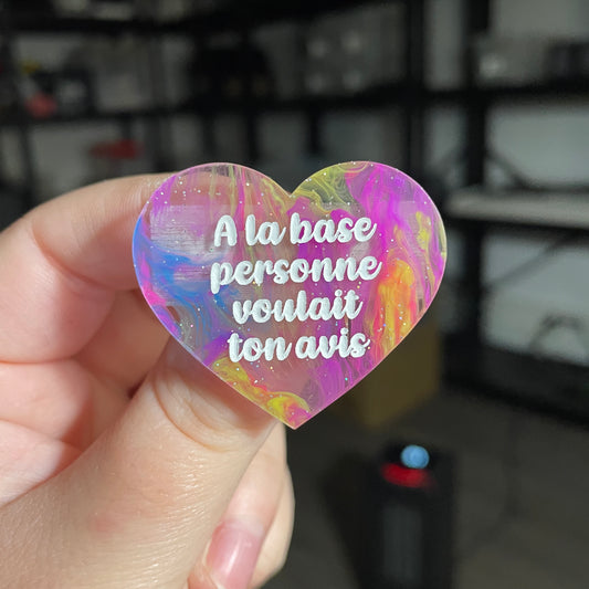 Broche "A la base personne voulait ton avis" en acrylique semi transparente marbrée multicolore