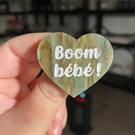 Broche "Boom bébé !" en acrylique marbrée bleue et marron
