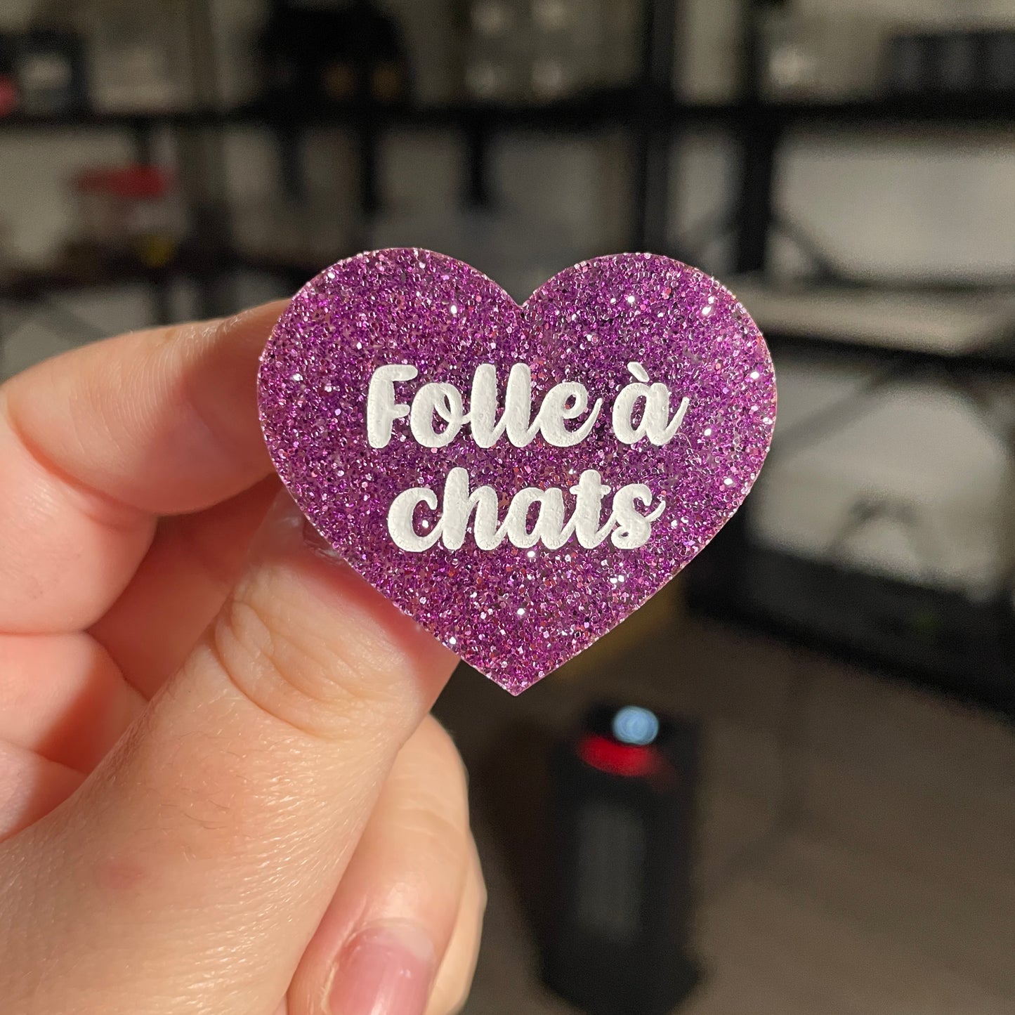 Broche "Folle à chats" en acrylique à paillettes violettes