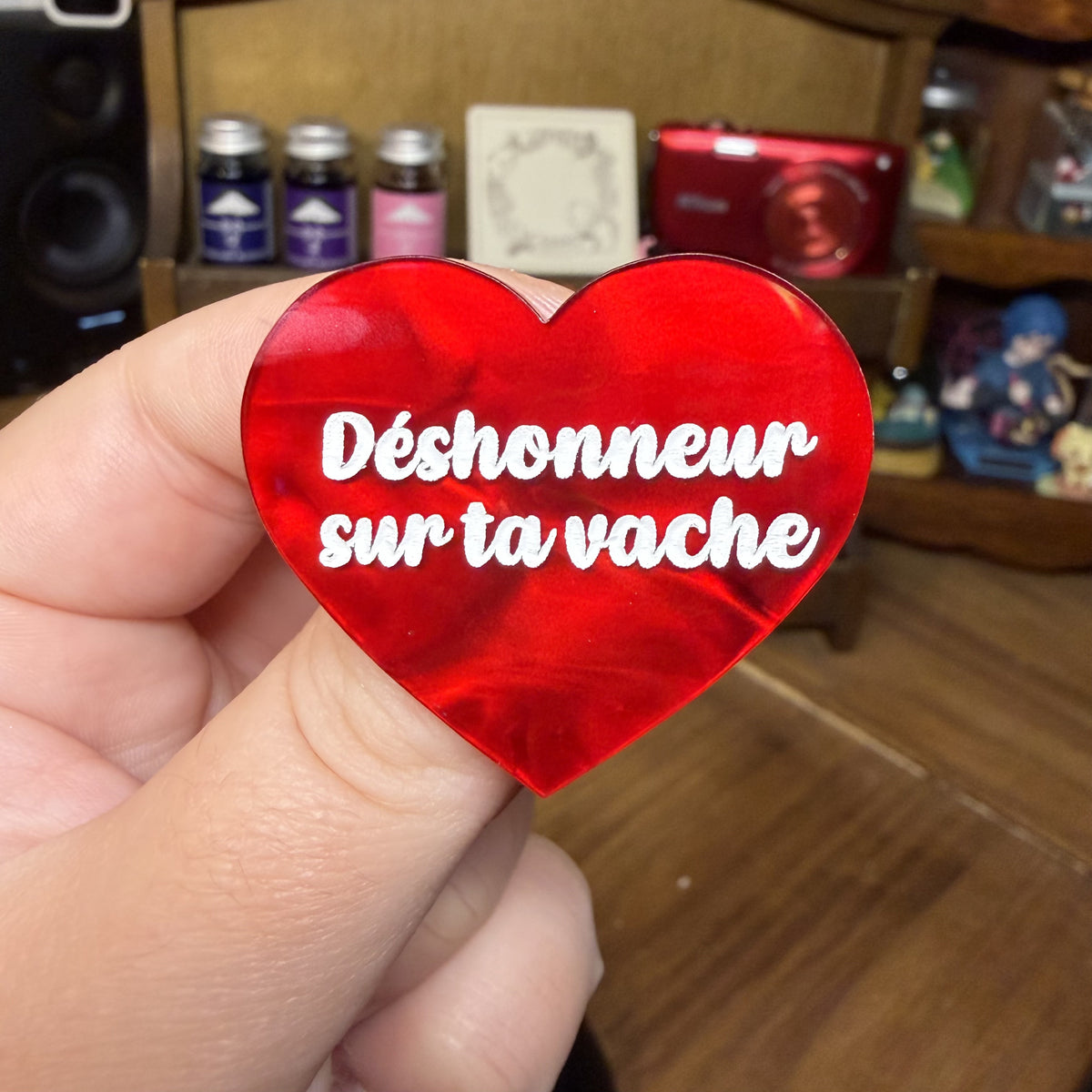 Broche "Déshonneur sur ta vache" en acrylique marbrée rouge