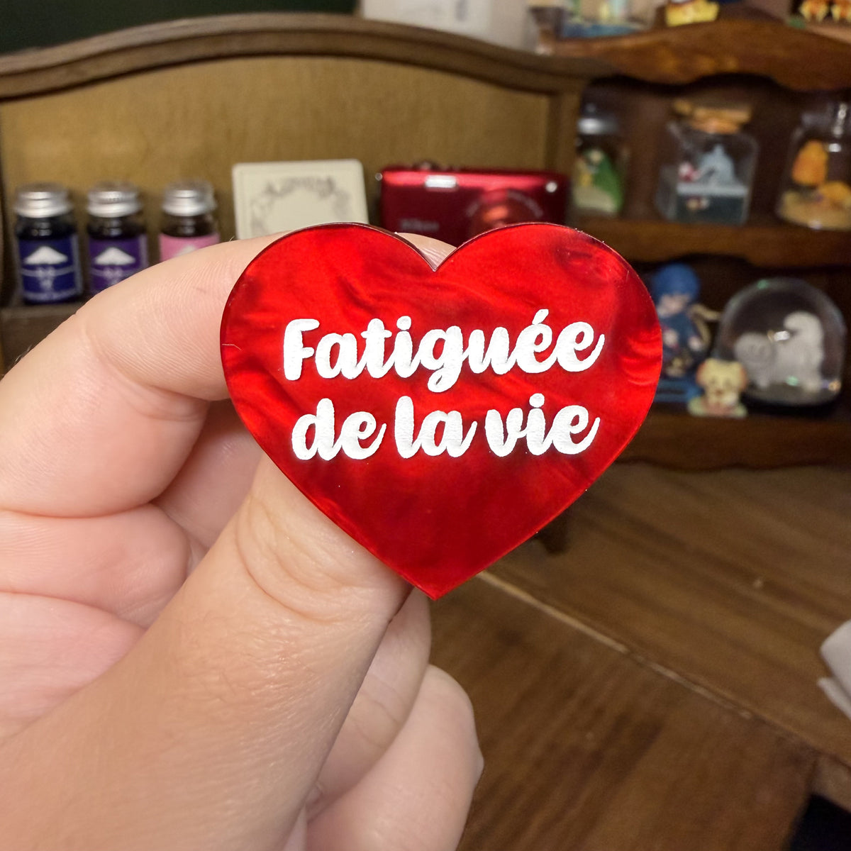 Broche "Fatiguée de la vie" en acrylique marbrée rouge