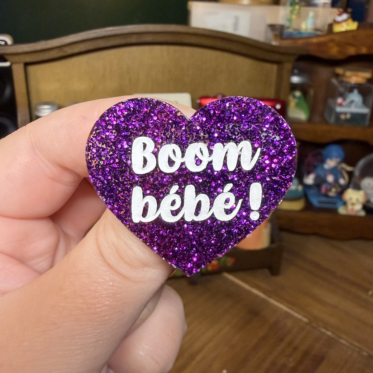 Broche "Boom bébé !" en acrylique à paillettes violettes