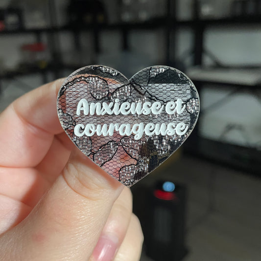 Broche "Anxieuse et courageuse" en acrylique japonaise semi transparente avec de la dentelle noire