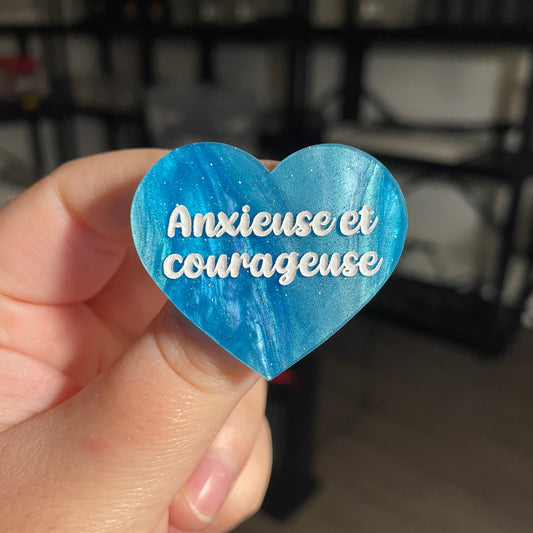 Broche "Anxieuse et courageuse" en acrylique marbrée bleue à paillettes