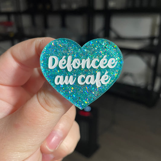 Broche "Défoncée au café" en acrylique à paillettes turquoise