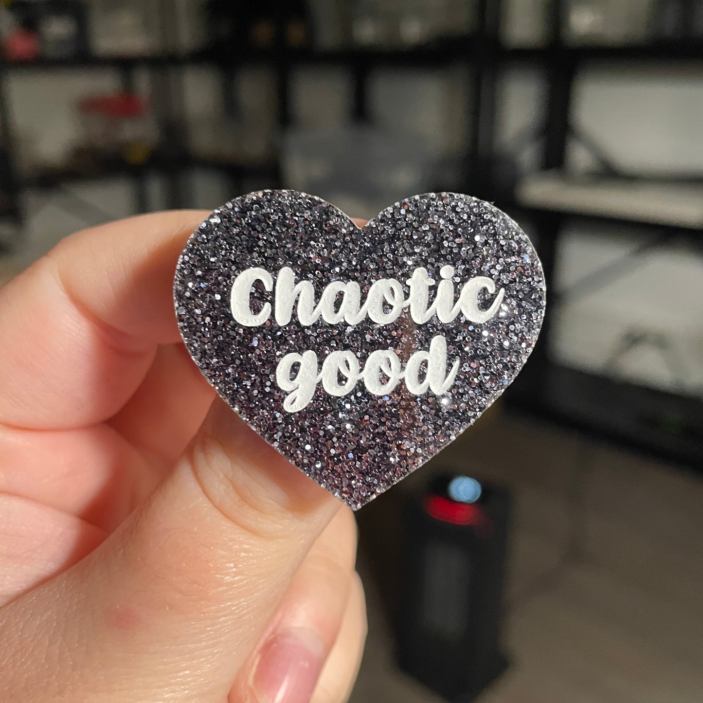 Broche "Chaotic good" en acrylique à paillettes grises