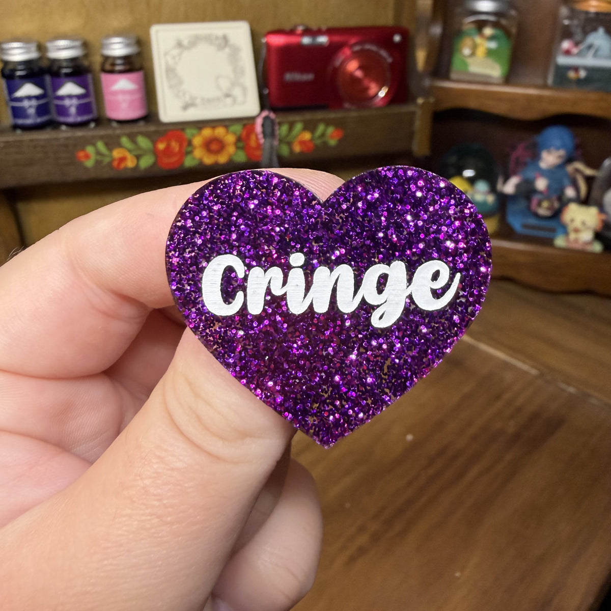 Broche "Cringe" en acrylique à paillettes violettes