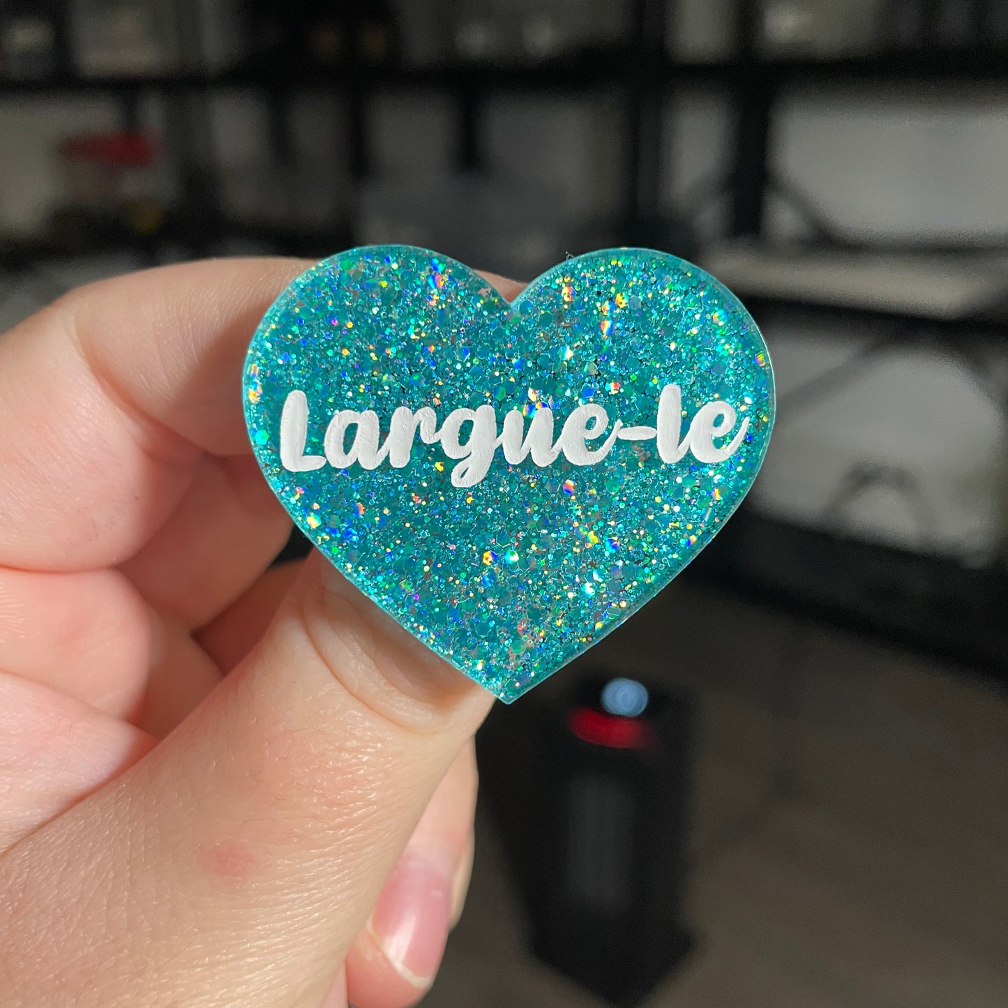 Broche "Largue-le" en acrylique à paillettes turquoise