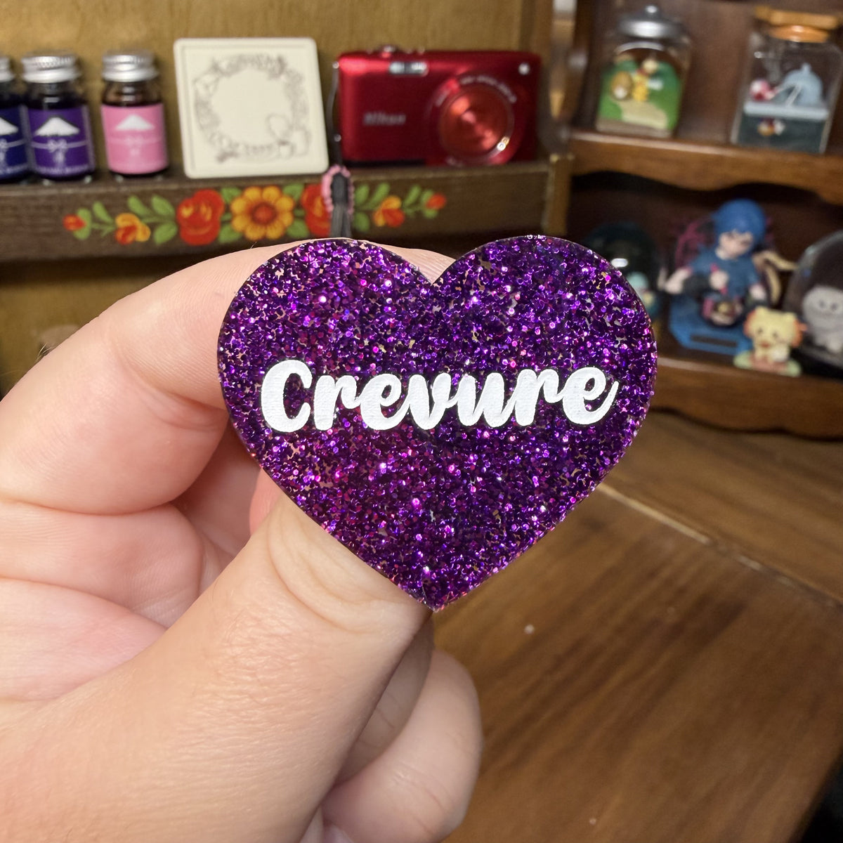 Broche "Crevure" en acrylique à paillettes violettes