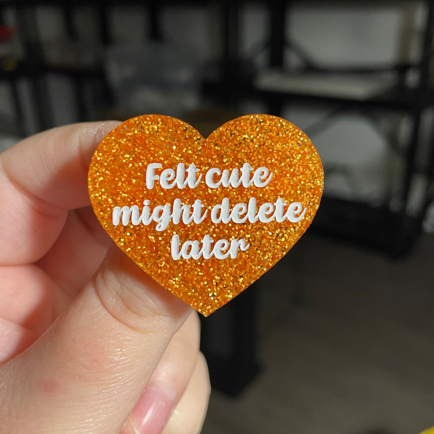 Broche "Felt cute might delete later" en acrylique à paillettes oranges
