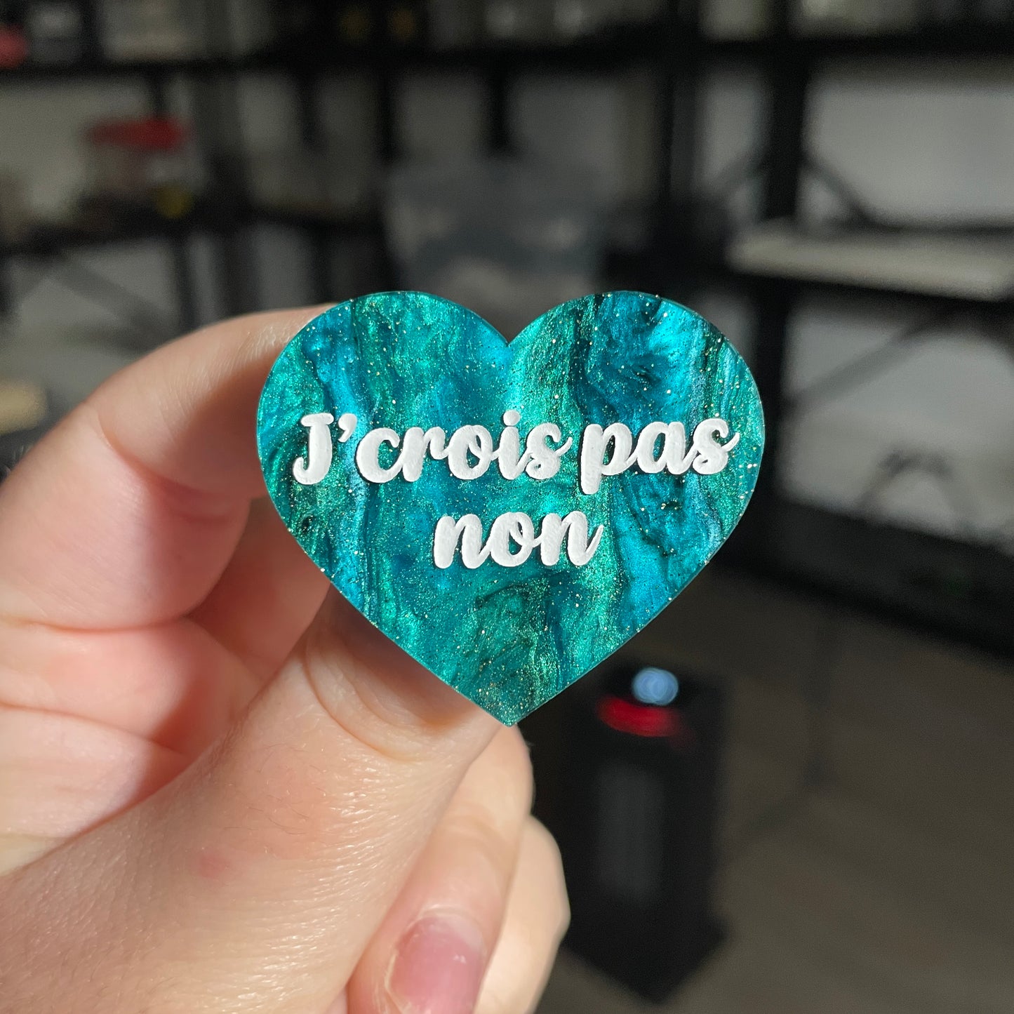 Broche "J'crois pas non" en acrylique marbrée verte et noire à paillettes