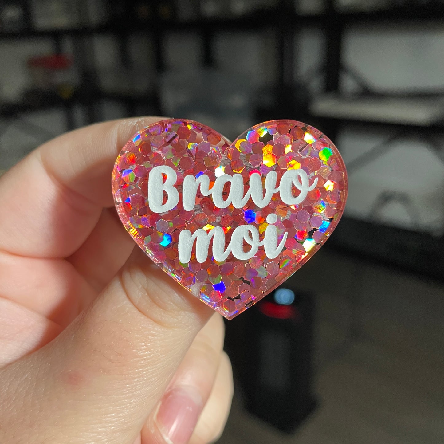 Broche "Bravo moi" en acrylique semi transparente avec des confettis corail
